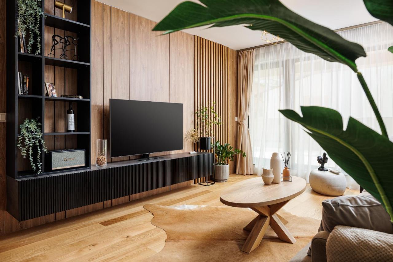 Pure Living Apartment W. Private Parking Braşov Eksteriør billede